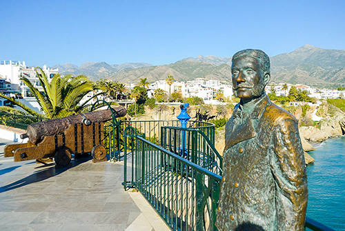 Cannon and statue on the Balcón De Europa